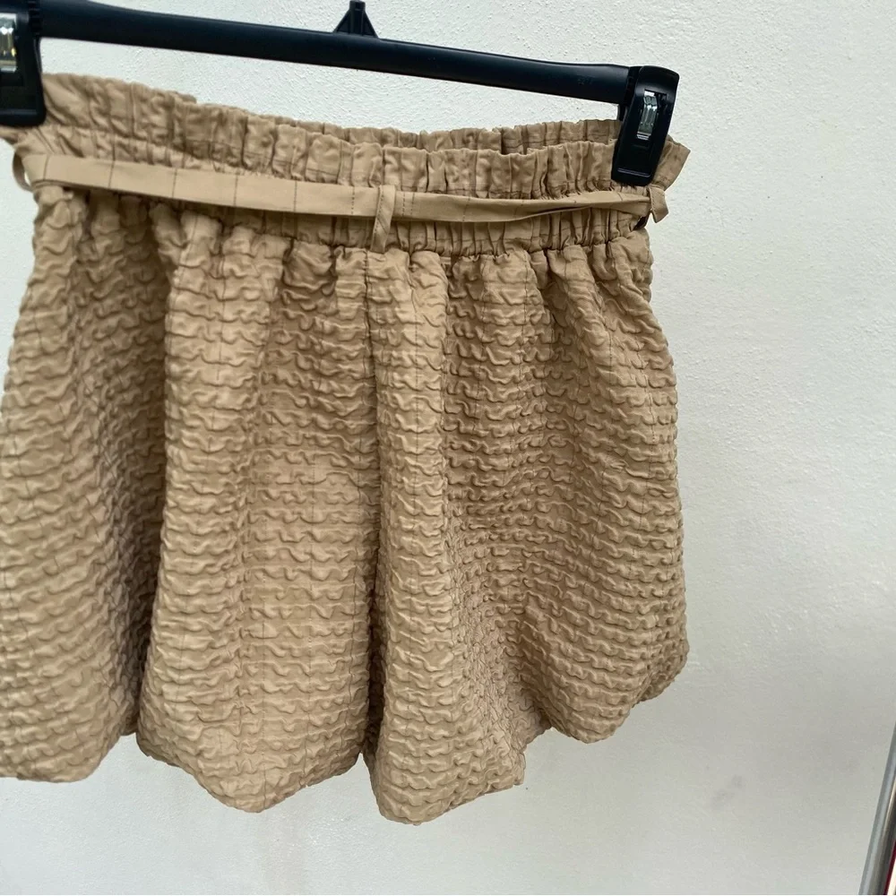Textured Tan Puff Crop Top & Balloon Shorts Size Medium - Picture 5 of 7